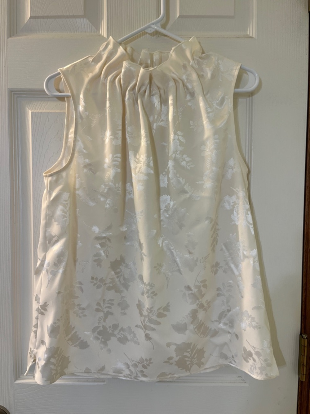 Ann Taylor Factory White Silky & Silver Leaf Print Sleeveless Mock Turtleneck